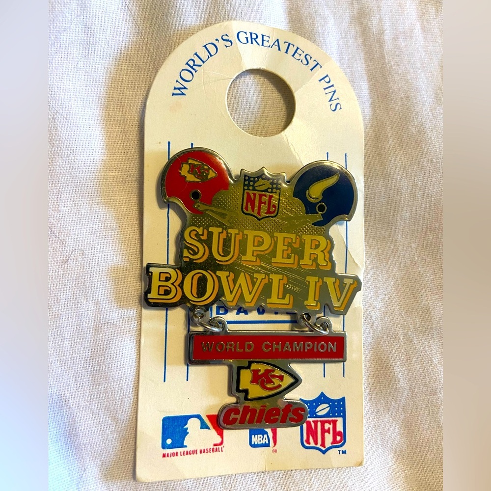 AMERICAN FOOTBALL NFL pin badges Logo Club Team Helmet Logo Super Bowl IV